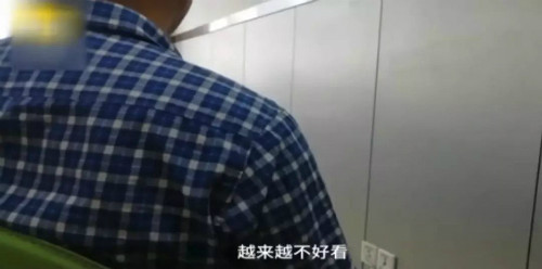 .Anh Triệu xấu hổ vì nghi ngờ vợ con mình, sau khi biết kết quả ADN. .Anh Triệu xấu hổ vì nghi ngờ vợ con mình, sau khi biết kết quả ADN. Ảnh: Xuehua.