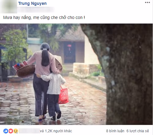 Mẹ bán hương dạo, dùng nón lá che mưa cho con - bức ảnh giản dị nhưng mang sức mạnh to lớn, khiến dân mạng xúc động - Ảnh 1.
