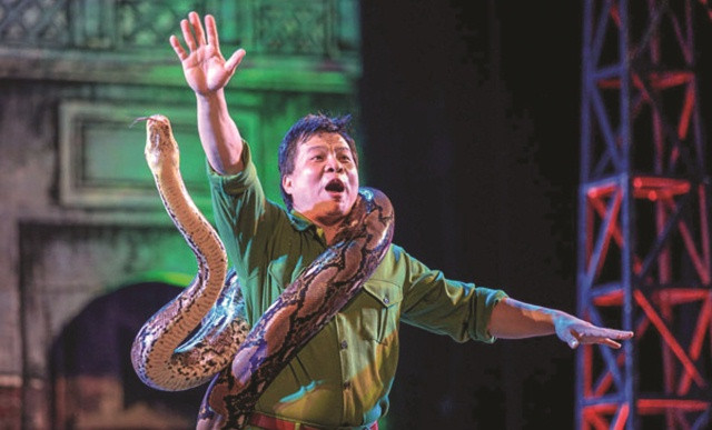 Nghệ sĩ Tống Toàn Thắng trong tiết mục mang hình tượng bộ Nghệ sĩ Tống Toàn Thắng trong tiết mục mang hình tượng bộ