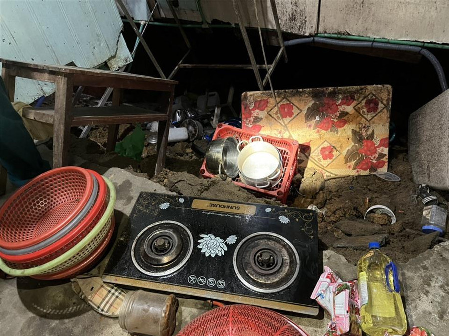 Một số nhà dân bị sụt lún, hư hỏng nặng. Một số nhà dân bị sụt lún, hư hỏng nặng.