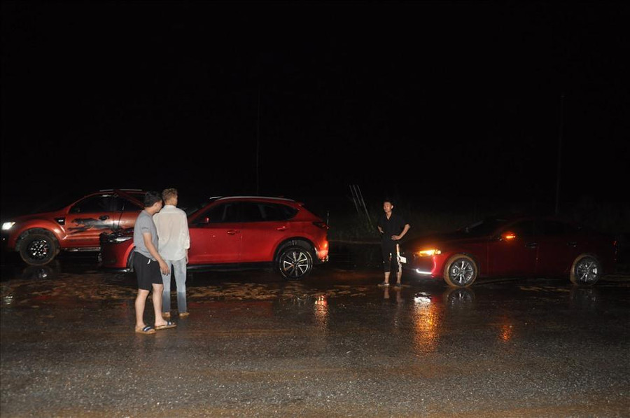 Một số phương tiện bị chết máy do ngập nước. Một số phương tiện bị chết máy do ngập nước.