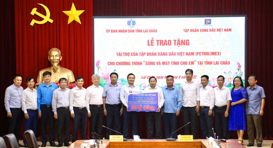 Tập đoàn Xăng dầu Việt Nam tài trợ cho Chương trình “Sóng và máy tính cho em” ở Lai Châu 30 tỷ đồng.