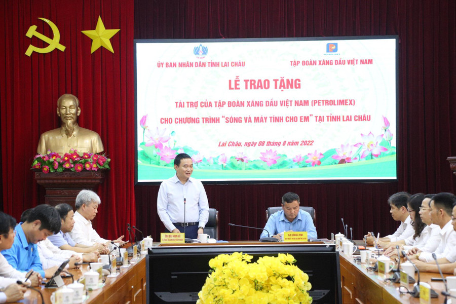 Ông Đào Nam Hải, Tổng Giám đốc Tập đoàn Xăng dầu Việt Nam phát biểu tại Lễ trao tặng. Ông Đào Nam Hải, Tổng Giám đốc Tập đoàn Xăng dầu Việt Nam phát biểu tại Lễ trao tặng.