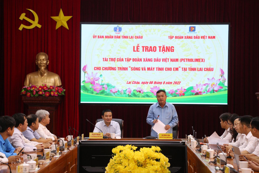 Ông Giàng A Tính, Phó Chủ tịch UBND tỉnh Lai Châu phát biểu cảm ơn Tập đoàn Xăng dầu Việt Nam. Ông Giàng A Tính, Phó Chủ tịch UBND tỉnh Lai Châu phát biểu cảm ơn Tập đoàn Xăng dầu Việt Nam.