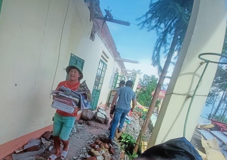 Giáo viên trong trường vận chuyển sách và tài liệu đến nơi an toàn. Giáo viên trong trường vận chuyển sách và tài liệu đến nơi an toàn.