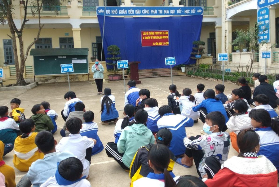 Buổi sinh hoạt ngoại khóa kể chuyện về tấm gương đạo đức Hồ Chí Minh của trường phổ thông DTBT THCS xã Ka Lăng