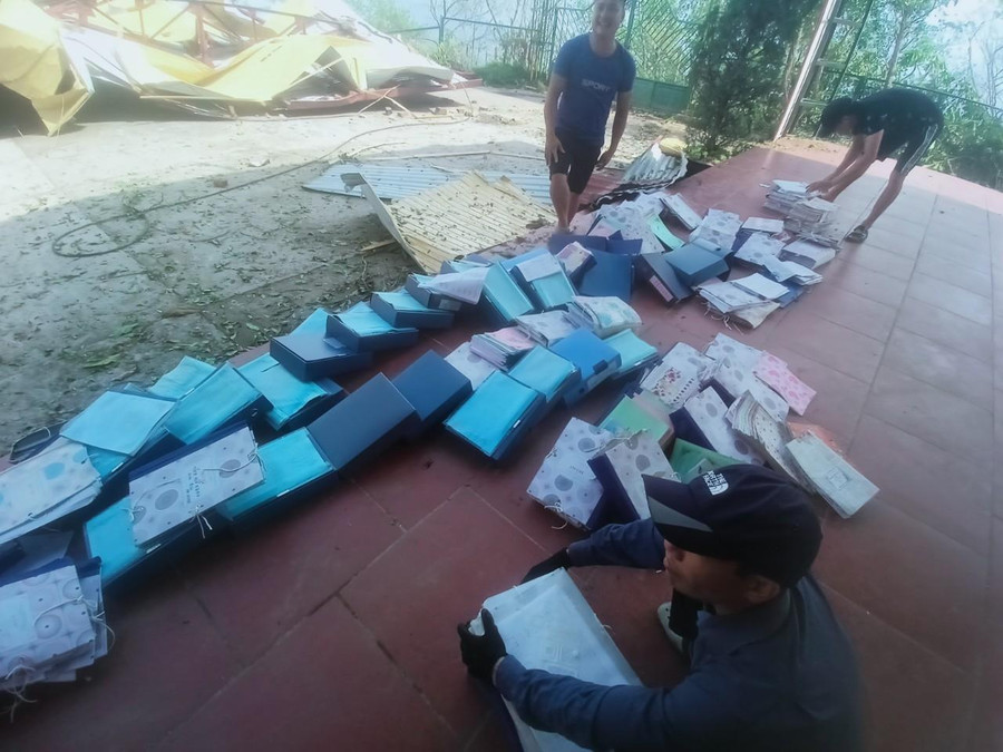 Sách và tài liệu trong thư viện bị ướt sau trận mưa. Sách và tài liệu trong thư viện bị ướt sau trận mưa.