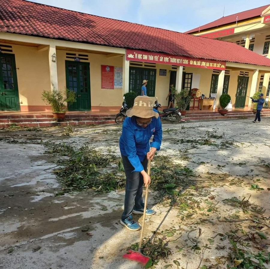 Dọn dẹp cây xanh gẫy đổ trong khuôn viên trường. Dọn dẹp cây xanh gẫy đổ trong khuôn viên trường.