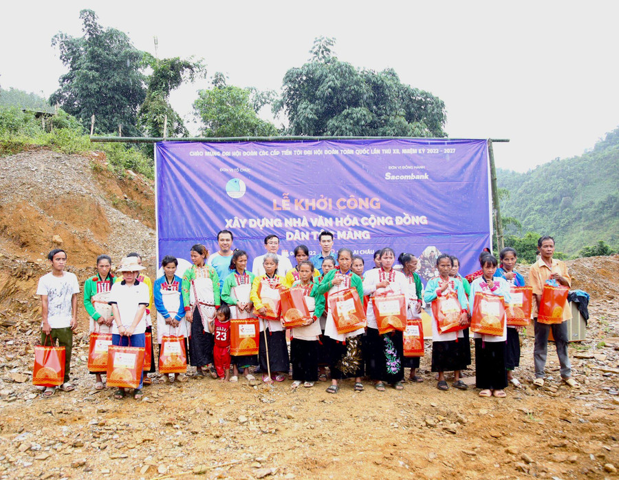 Trao quà cho các hộ gia đình và học sinh dân tộc thiểu số có hoàn cảnh khó khăn. Trao quà cho các hộ gia đình và học sinh dân tộc thiểu số có hoàn cảnh khó khăn.