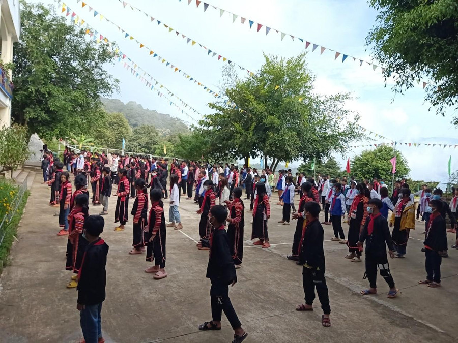 Học sinh mặc trang phục dân tộc trong buổi sinh hoạt ngoại khóa.