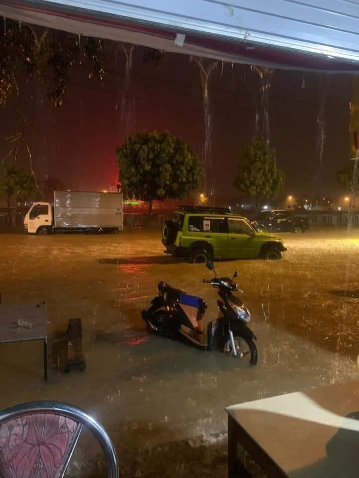 Nhiều phương tiện giao thông gặp khó khi di chuyển. Nhiều phương tiện giao thông gặp khó khi di chuyển.