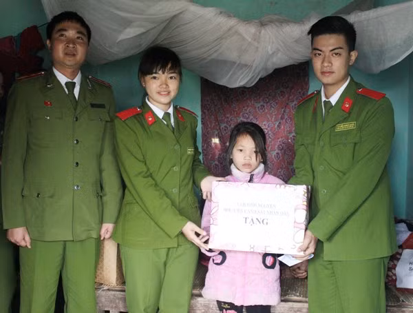 Nữ sinh cảnh sát xinh xắn, đam mê tình nguyện