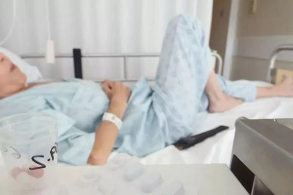 me di kham vi mat ngu, bs bat ngo phat hien su that hai hung cua ca gia dinh - 1