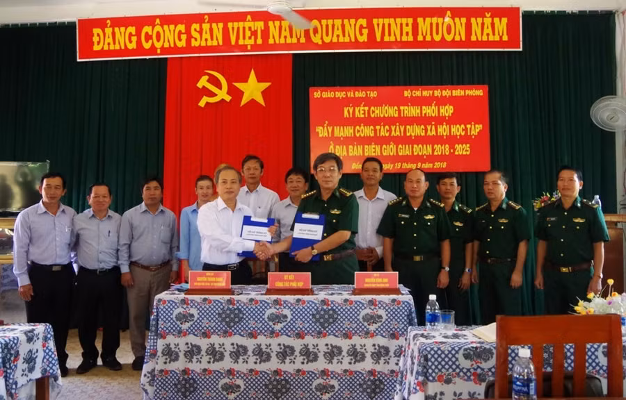Ông Nguyễn Thanh Danh, Phó Giám đốc Sở GD&ĐT tỉnh Đồng Tháp, Đại tá Nguyễn Đình Anh, Chính ủy Bộ chỉ huy BĐBP tỉnh Đồng Tháp ký kết chương trình phối hợp 