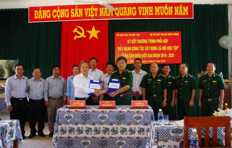 Ông Nguyễn Thanh Danh, Phó Giám đốc Sở GD&ĐT tỉnh Đồng Tháp, Đại tá Nguyễn Đình Anh, Chính ủy Bộ chỉ huy BĐBP tỉnh Đồng Tháp ký kết chương trình phối hợp 