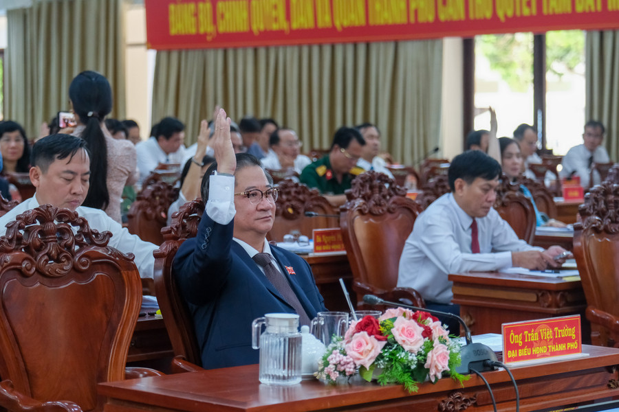 Đại biểu HĐND TP tham gia biểu quyết thông qua Nghị quyết.