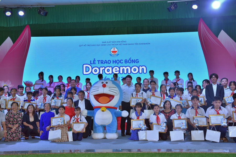 Các hoạt động trao học bổng, hỗ trợ kịp thời cho các em học sinh có hoàn cảnh khó khăn Các hoạt động trao học bổng, hỗ trợ kịp thời cho các em học sinh có hoàn cảnh khó khăn