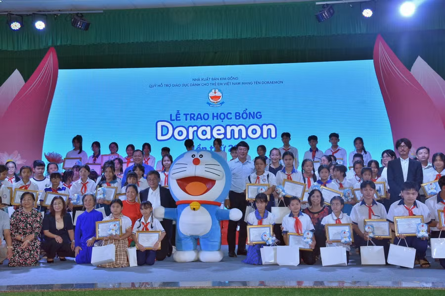 Các hoạt động trao học bổng, hỗ trợ kịp thời cho các em học sinh có hoàn cảnh khó khăn