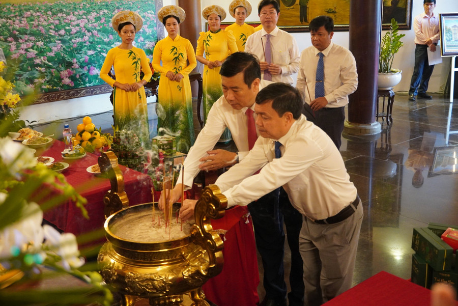 Ông Phan Văn Thắng, Phó Bí thư Thường trực Tỉnh ủy - Chủ tịch HĐND tỉnh Đồng Tháp (bên phải) và ông Phạm Thiện Nghĩa, Chủ tịch UBND tỉnh Đồng Tháp thực hiện nghi thức dâng hương trong ngày chính giỗ.