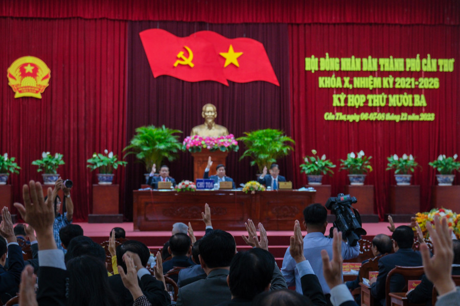 Đại biểu biểu quyết thông qua các dự thảo nghị quyết tại kỳ họp thứ 13 HĐND TP Cần Thơ khóa X, nhiệm kỳ 2021 - 2026. Đại biểu biểu quyết thông qua các dự thảo nghị quyết tại kỳ họp thứ 13 HĐND TP Cần Thơ khóa X, nhiệm kỳ 2021 - 2026.