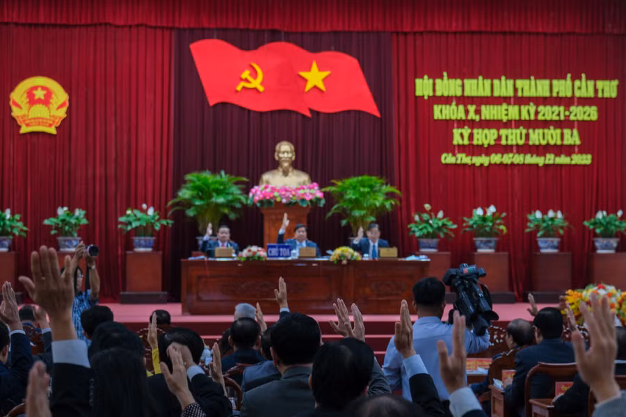 Đại biểu biểu quyết thông qua các dự thảo nghị quyết tại kỳ họp thứ 13 HĐND TP Cần Thơ khóa X, nhiệm kỳ 2021 - 2026.