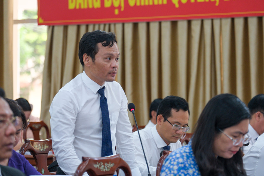 Giám đốc Sở Y tế Cần Thơ trả lời chất vấn tại Kỳ họp thứ 13 của HĐND TP Cần Thơ. Giám đốc Sở Y tế Cần Thơ trả lời chất vấn tại Kỳ họp thứ 13 của HĐND TP Cần Thơ.