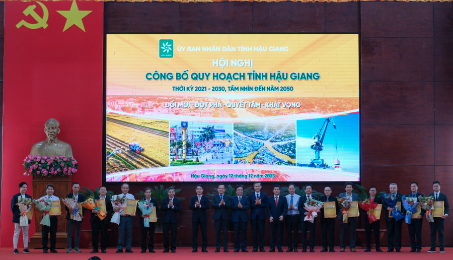 Lãnh đạo tỉnh Uỷ, UBND tỉnh Hậu Giang trao Giấy chứng nhận đầu tư các công trình, dự án trên địa bàn tỉnh. Lãnh đạo tỉnh Uỷ, UBND tỉnh Hậu Giang trao Giấy chứng nhận đầu tư các công trình, dự án trên địa bàn tỉnh.