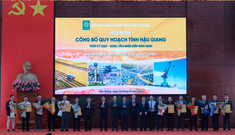 Lãnh đạo tỉnh Uỷ, UBND tỉnh Hậu Giang trao Giấy chứng nhận đầu tư các công trình, dự án trên địa bàn tỉnh.