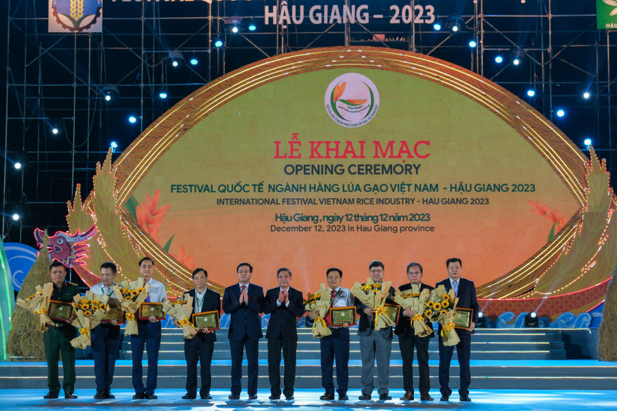 Lãnh đạo tỉnh Hậu Giang tặng hoa và bảng lưu niệm cho các đơn vị tài trợ. Lãnh đạo tỉnh Hậu Giang tặng hoa và bảng lưu niệm cho các đơn vị tài trợ.