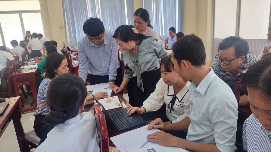 Đại biểu tham gia thực hành, thảo luận trao đổi xây dựng ma trận đề kiểm tra tại chương trình tập huấn