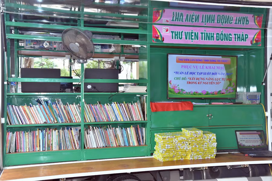 Mô hình thư viện lưu động, hưởng ứng tuần lễ học tập suốt đời năm 2023 tại huyện Tháp Mười