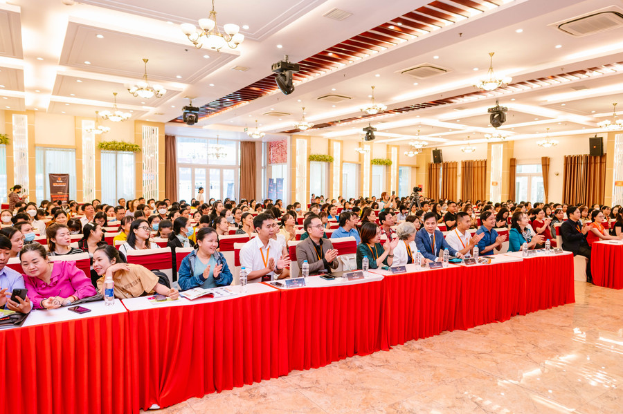 Sự kiện đã thu hút gần 400 thầy cô giáo Tiếng Anh khu vực ĐBSCL. Sự kiện đã thu hút gần 400 thầy cô giáo Tiếng Anh khu vực ĐBSCL.