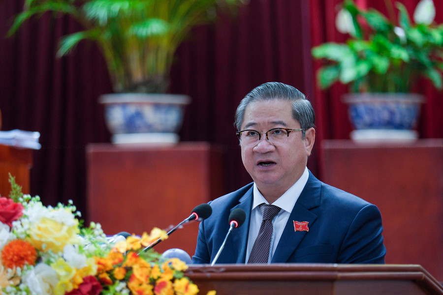 Ông Trần Việt Trường, Chủ tịch UBND TP Cần Thơ trình HĐND TP về việc miễn nhiệm chức vụ Phó Chủ tịch UBND thành phố. Ông Trần Việt Trường, Chủ tịch UBND TP Cần Thơ trình HĐND TP về việc miễn nhiệm chức vụ Phó Chủ tịch UBND thành phố.