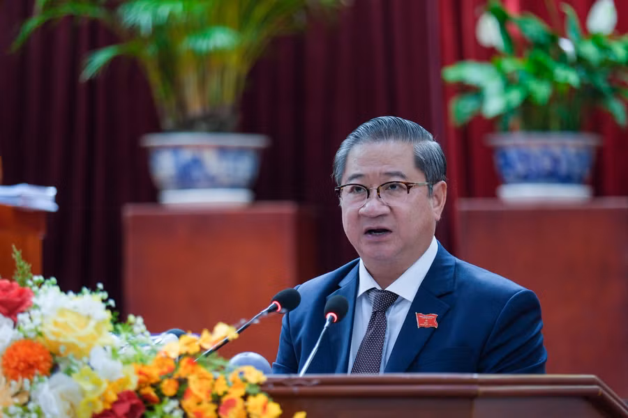 Ông Trần Việt Trường, Chủ tịch UBND TP Cần Thơ trình HĐND TP về việc miễn nhiệm chức vụ Phó Chủ tịch UBND thành phố.