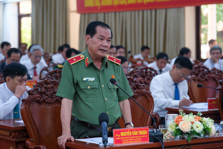 Thiếu tướng Nguyễn Văn Thuận, Giám đốc Công an TP Cần Thơ trả lời chất vấn cử tri. Thiếu tướng Nguyễn Văn Thuận, Giám đốc Công an TP Cần Thơ trả lời chất vấn cử tri.
