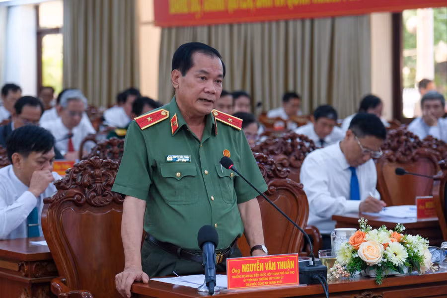 Thiếu tướng Nguyễn Văn Thuận, Giám đốc Công an TP Cần Thơ trả lời chất vấn cử tri.