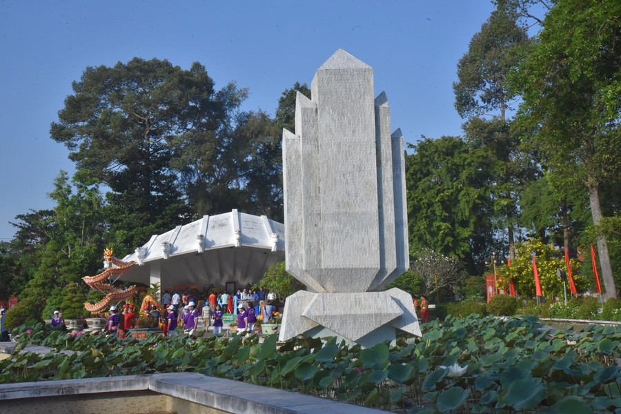 Đông đảo bà con Nhân dân đến thắp hương nhân lễ giỗ cụ Phó bảng Nguyễn Sinh Sắc