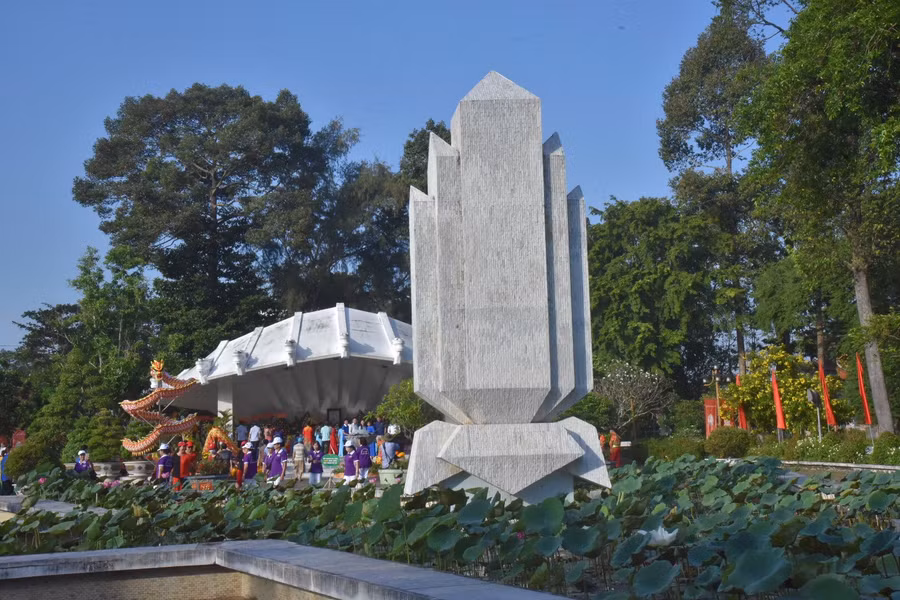 Đông đảo bà con Nhân dân đến thắp hương nhân lễ giỗ cụ Phó bảng Nguyễn Sinh Sắc