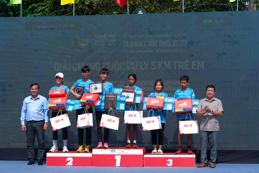 Ban tổ chức trao giải cho các VĐV trẻ em. Ban tổ chức trao giải cho các VĐV trẻ em.