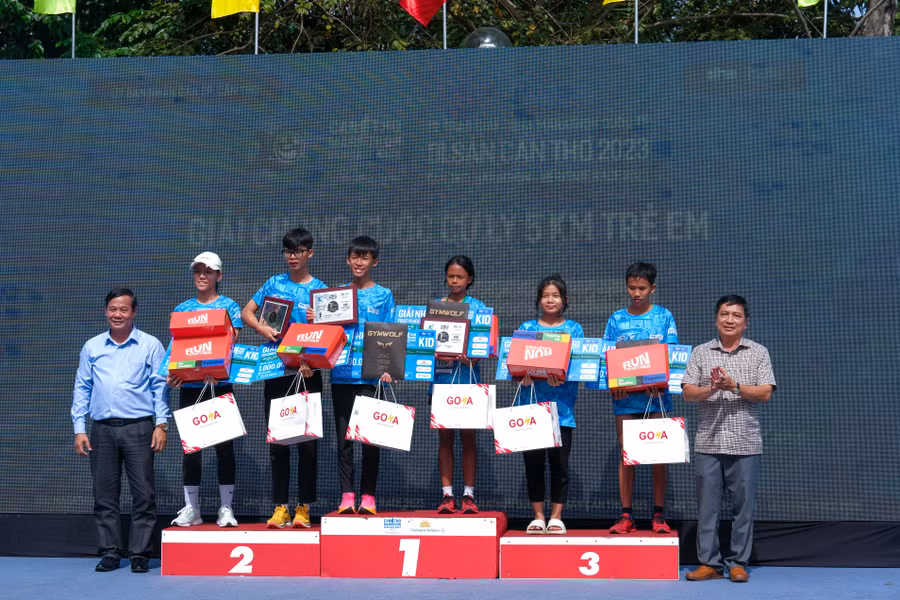 Ban tổ chức trao giải cho các VĐV trẻ em.