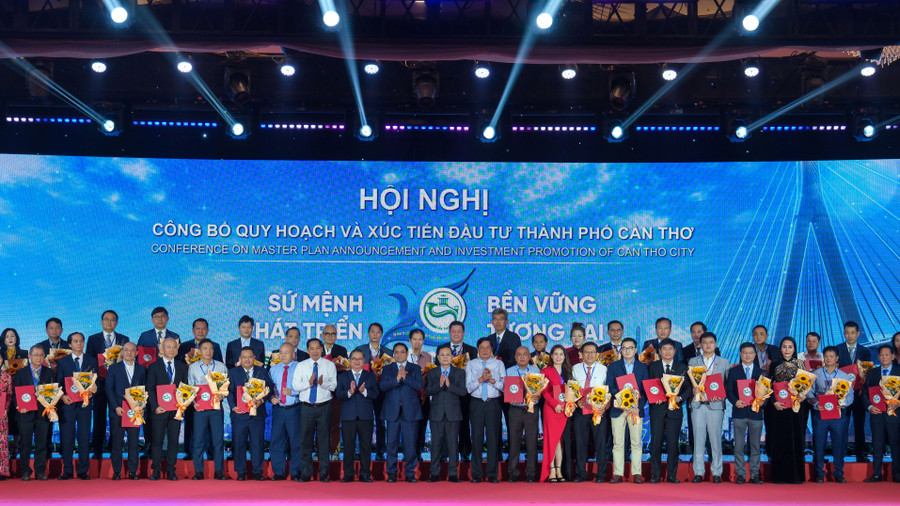 Lãnh đạo thành Uỷ, UBND TP Cần Thơ trao bảng ghi nhớ hợp tác đầu tư và hoa cho các đơn vị doanh nghiệp.