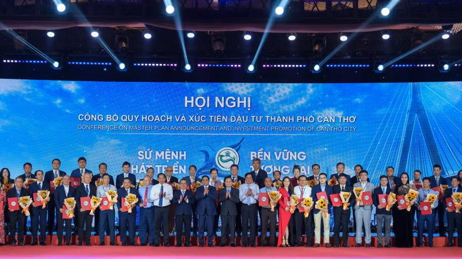 Lãnh đạo thành Uỷ, UBND TP Cần Thơ trao bảng ghi nhớ hợp tác đầu tư và hoa cho các đơn vị doanh nghiệp.