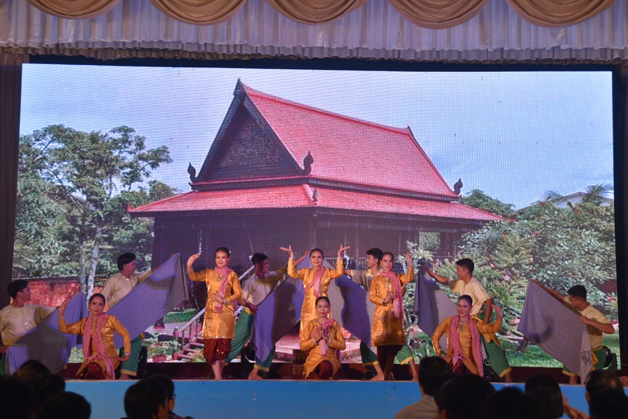 Các nghệ sĩ đến từ Đoàn nghệ thuật Vương quốc Campuchia biểu diễn tại chương trình Các nghệ sĩ đến từ Đoàn nghệ thuật Vương quốc Campuchia biểu diễn tại chương trình