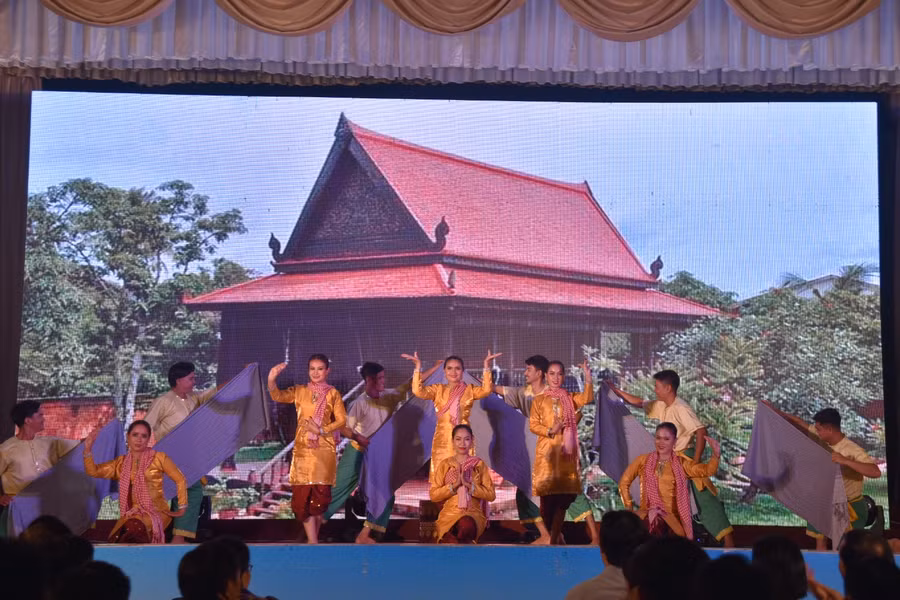 Các nghệ sĩ đến từ Đoàn nghệ thuật Vương quốc Campuchia biểu diễn tại chương trình
