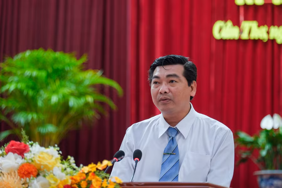 Ông Trần Thanh Bình, Giám đốc Sở GD&amp;ĐT trình dự thảo Nghị quyết tại kỳ họp thứ 13 của HĐND TP Cần Thơ.