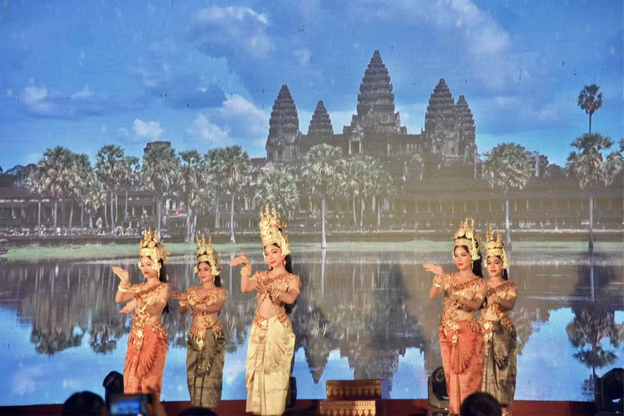 Các nghệ sĩ đến từ Đoàn nghệ thuật Vương quốc Campuchia biểu diễn tại chương trình.