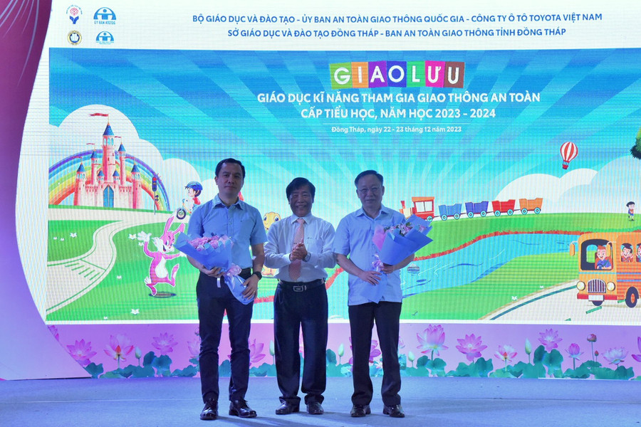 Lãnh đạo ngành Giáo dục Đồng Tháp tặng hoa cảm ơn các đơn vị đã đồng hành, hỗ trợ tổ chức hoạt động