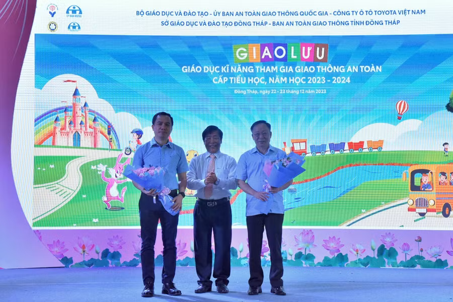 Lãnh đạo ngành Giáo dục Đồng Tháp tặng hoa cảm ơn các đơn vị đã đồng hành, hỗ trợ tổ chức hoạt động