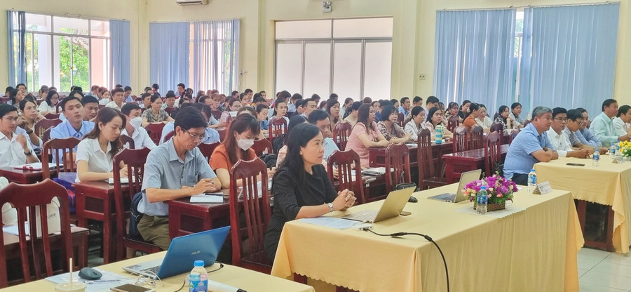 Đại biểu tham dự tập huấn ra đề kiểm tra định kì các môn học ở cấp Tiểu học Đại biểu tham dự tập huấn ra đề kiểm tra định kì các môn học ở cấp Tiểu học