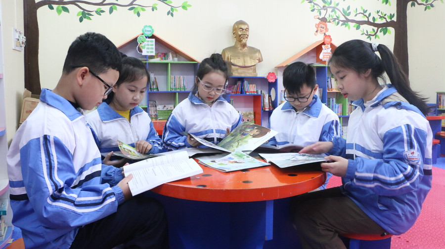 Học sinh Trường Tiểu học Trần Quốc Toản - TP Nam Định trong một giờ đọc sách tại thư viện. Học sinh Trường Tiểu học Trần Quốc Toản - TP Nam Định trong một giờ đọc sách tại thư viện.